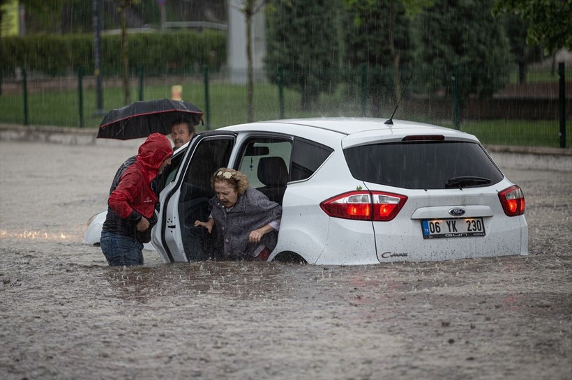 Meteoroloji'nin uyardığı Ankara'ya ceviz büyüklüğünde dolu yağdı! Yurt genelinde hafta sonu hava nasıl olacak? Birçok ile sağanak ve fırtına uyarısı yapıldı - Resim: 19