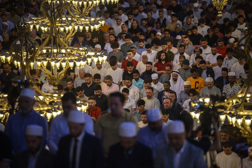 İslam aleminde bayram namazı coşkusu! Camiler doldu taştı - Resim: 25