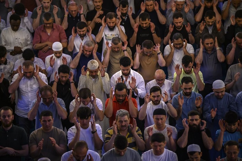 İslam aleminde bayram namazı coşkusu! Camiler doldu taştı - Resim: 30