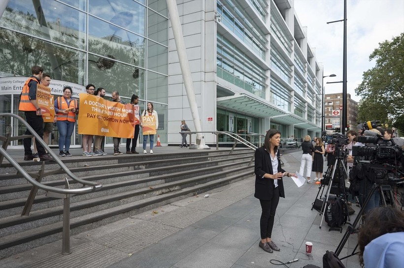 İngiltere'de doktorlar greve gitti - Resim: 3