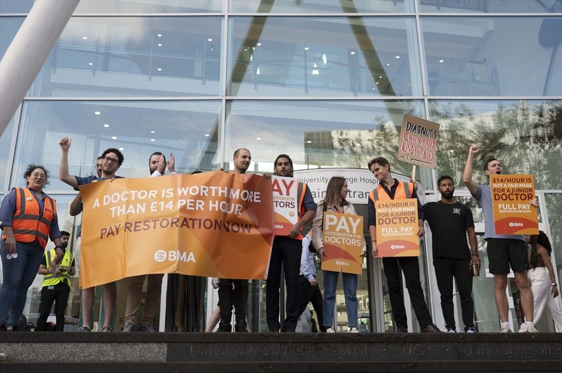 İngiltere'de doktorlar greve gitti - Resim: 5