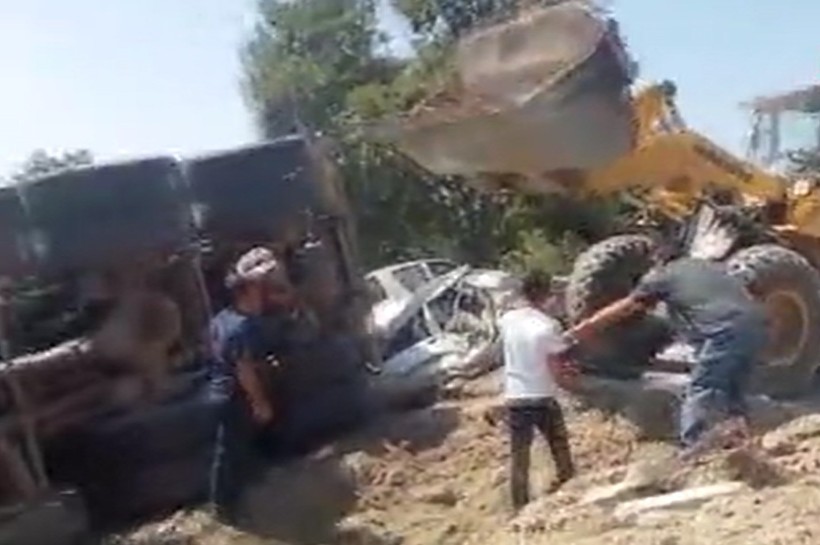Son Dakika: Kahramanmaraş'ta feci kaza! Kamyon cenaze namazı kılanların arasına daldı: Ölü ve yaralılar var - Resim : 1