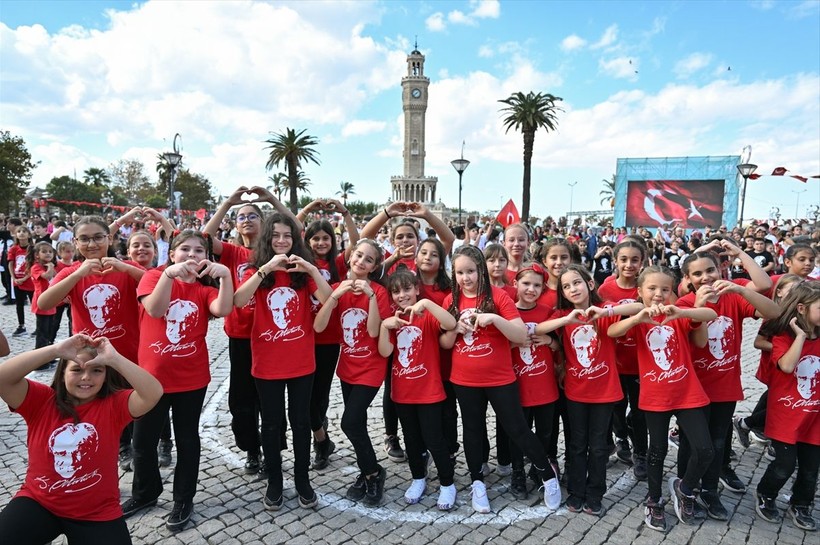Ünlü isimler Cumhuriyet mesajı yayınladı - Resim: 1