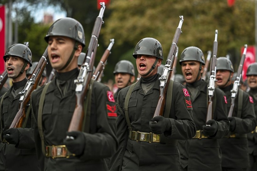 Türkiye iliklerine kadar Cumhuriyet'i kutluyor! Nereye baksan kırmızı-beyaz! 🤍❤️Meydanlarda 7'den 70'e 100. yıl coşkusu - Resim: 251