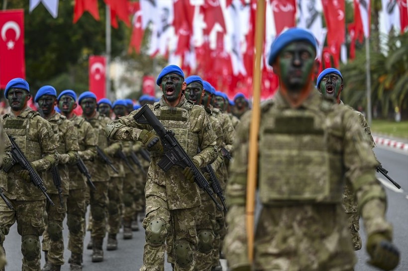 Türkiye iliklerine kadar Cumhuriyet'i kutluyor! Nereye baksan kırmızı-beyaz! 🤍❤️Meydanlarda 7'den 70'e 100. yıl coşkusu - Resim: 253