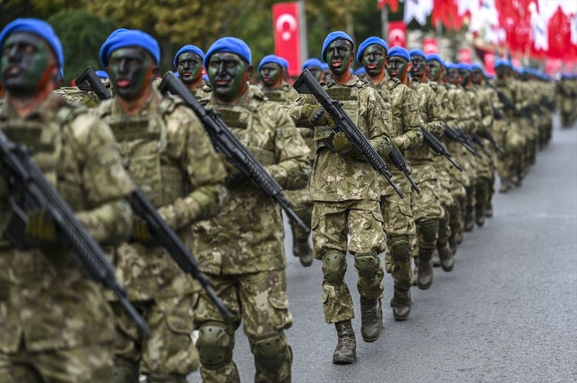 Türkiye iliklerine kadar Cumhuriyet'i kutluyor! Nereye baksan kırmızı-beyaz! 🤍❤️Meydanlarda 7'den 70'e 100. yıl coşkusu - Resim: 254