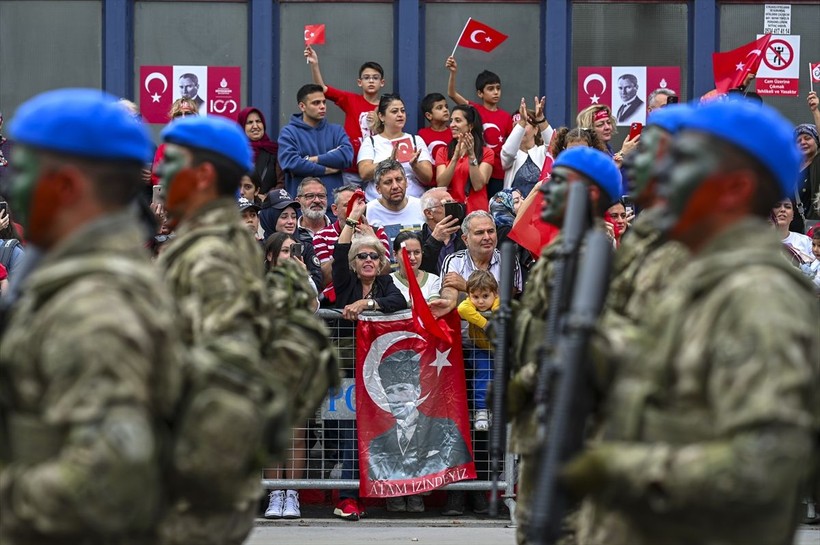 Türkiye iliklerine kadar Cumhuriyet'i kutluyor! Nereye baksan kırmızı-beyaz! 🤍❤️Meydanlarda 7'den 70'e 100. yıl coşkusu - Resim: 256