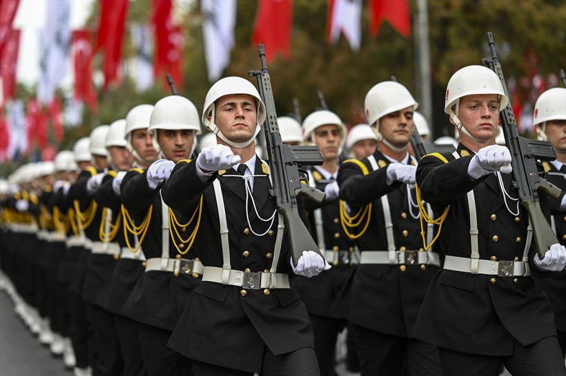 Türkiye iliklerine kadar Cumhuriyet'i kutluyor! Nereye baksan kırmızı-beyaz! 🤍❤️Meydanlarda 7'den 70'e 100. yıl coşkusu - Resim: 257