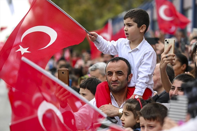 Türkiye iliklerine kadar Cumhuriyet'i kutluyor! Nereye baksan kırmızı-beyaz! 🤍❤️Meydanlarda 7'den 70'e 100. yıl coşkusu - Resim: 258