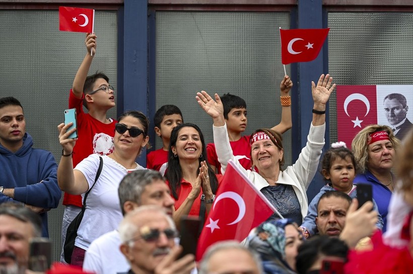 Türkiye iliklerine kadar Cumhuriyet'i kutluyor! Nereye baksan kırmızı-beyaz! 🤍❤️Meydanlarda 7'den 70'e 100. yıl coşkusu - Resim: 259