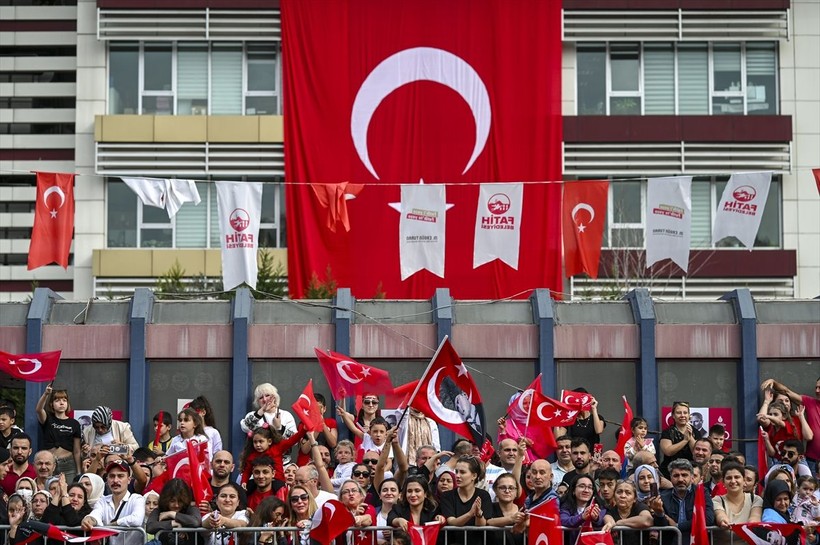 Türkiye iliklerine kadar Cumhuriyet'i kutluyor! Nereye baksan kırmızı-beyaz! 🤍❤️Meydanlarda 7'den 70'e 100. yıl coşkusu - Resim: 261