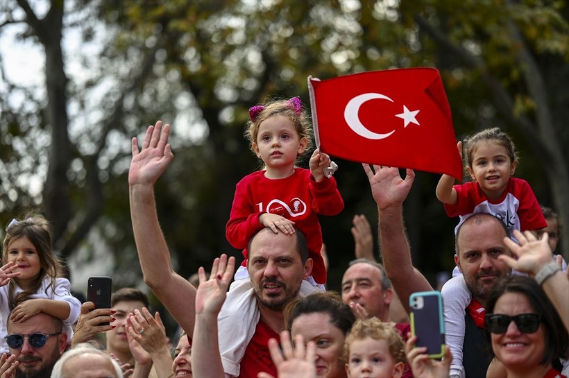 Türkiye iliklerine kadar Cumhuriyet'i kutluyor! Nereye baksan kırmızı-beyaz! 🤍❤️Meydanlarda 7'den 70'e 100. yıl coşkusu - Resim: 263