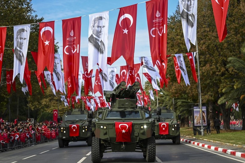 Türkiye iliklerine kadar Cumhuriyet'i kutluyor! Nereye baksan kırmızı-beyaz! 🤍❤️Meydanlarda 7'den 70'e 100. yıl coşkusu - Resim: 264