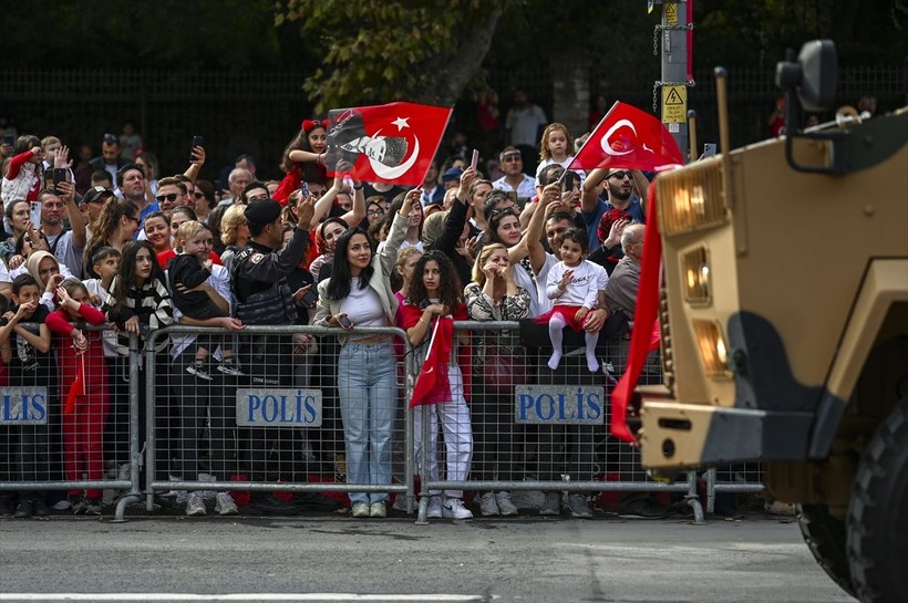 Türkiye iliklerine kadar Cumhuriyet'i kutluyor! Nereye baksan kırmızı-beyaz! 🤍❤️Meydanlarda 7'den 70'e 100. yıl coşkusu - Resim: 265