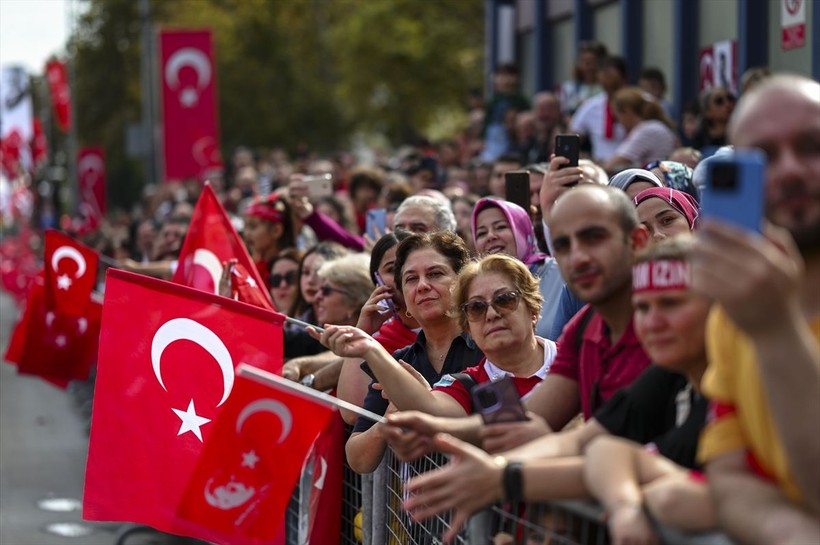 Türkiye iliklerine kadar Cumhuriyet'i kutluyor! Nereye baksan kırmızı-beyaz! 🤍❤️Meydanlarda 7'den 70'e 100. yıl coşkusu - Resim: 266