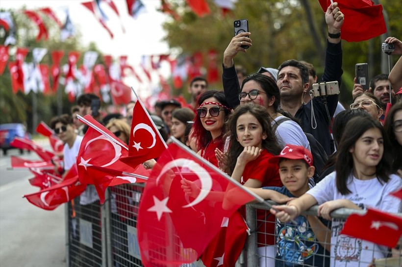 Türkiye iliklerine kadar Cumhuriyet'i kutluyor! Nereye baksan kırmızı-beyaz! 🤍❤️Meydanlarda 7'den 70'e 100. yıl coşkusu - Resim: 268
