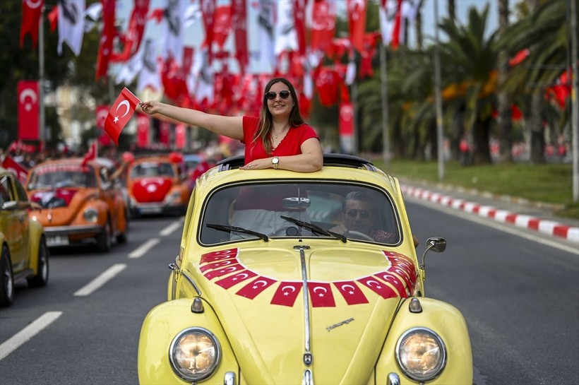 Türkiye iliklerine kadar Cumhuriyet'i kutluyor! Nereye baksan kırmızı-beyaz! 🤍❤️Meydanlarda 7'den 70'e 100. yıl coşkusu - Resim: 269