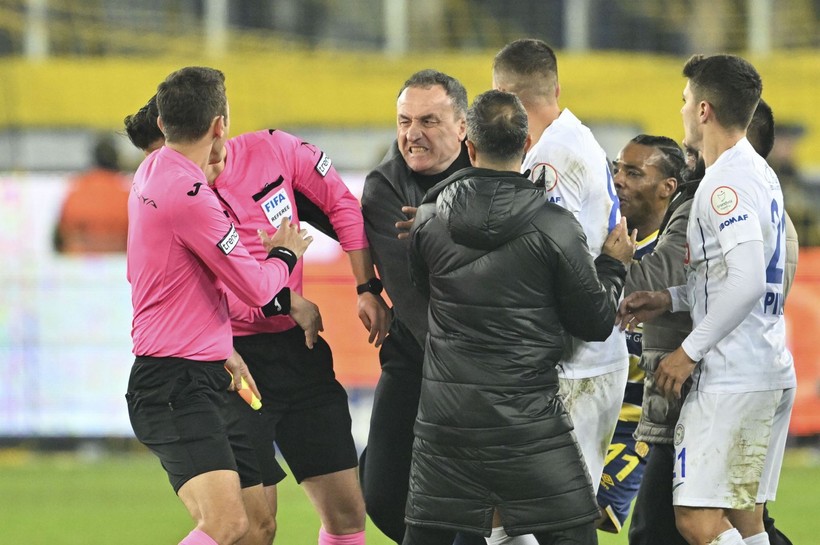 Ankaragücü Başkanı Faruk Koca hakem Halil Umut Meler'e sahanın içinde yumruk attı! İşte o görüntüler - Resim: 36