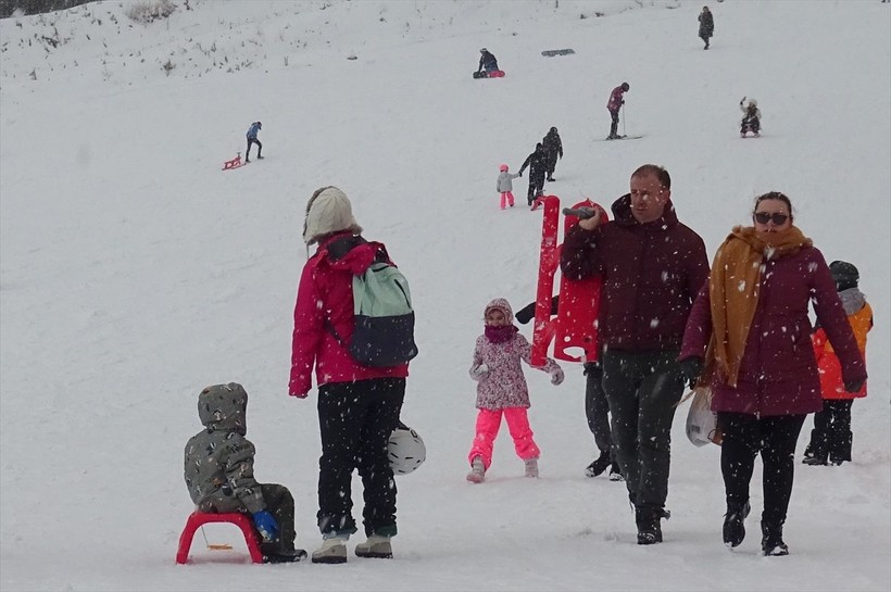 Kar kalınlığının 60 santimetreyi bulduğu Sarıkamış'ta turistler snowboard ve kızak yaptı - Resim: 1