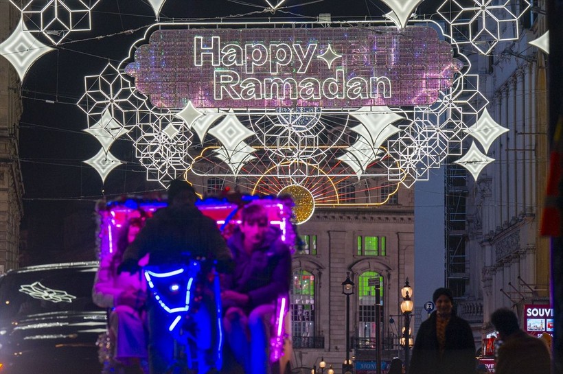 Londra'da Ramazan sevinci! Caddeler aydınlandı - Resim: 4