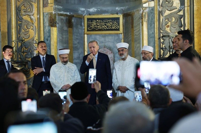 Cumhurbaşkanı Erdoğan, 66 kişilik ekibin hazırladığı "İstanbul Mushafı" nı Mukaddes Emanetler Dairesine hediye etti - Resim: 3