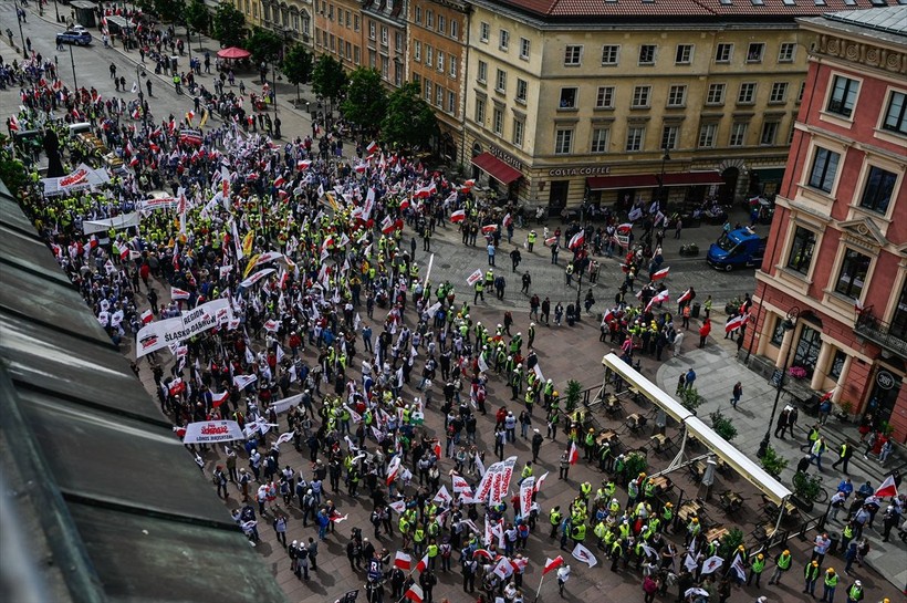 Polonyalı çiftçilerden cellatlı protesto! AB ithalatı askıya almıştı - Resim: 2