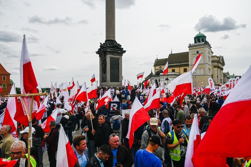 Polonyalı çiftçilerden cellatlı protesto! AB ithalatı askıya almıştı - Resim: 6