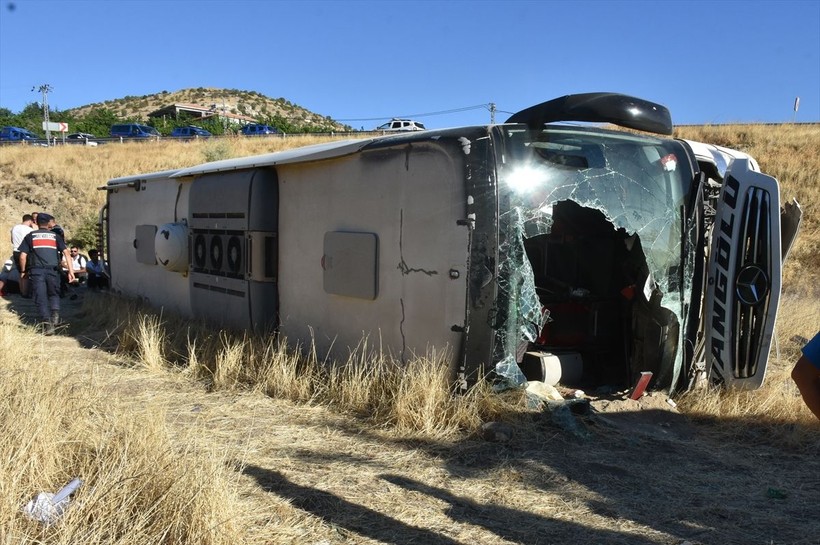 Malatya'da yolcu otobüsü şarampole devrildi: 22 yaralı - Resim: 2