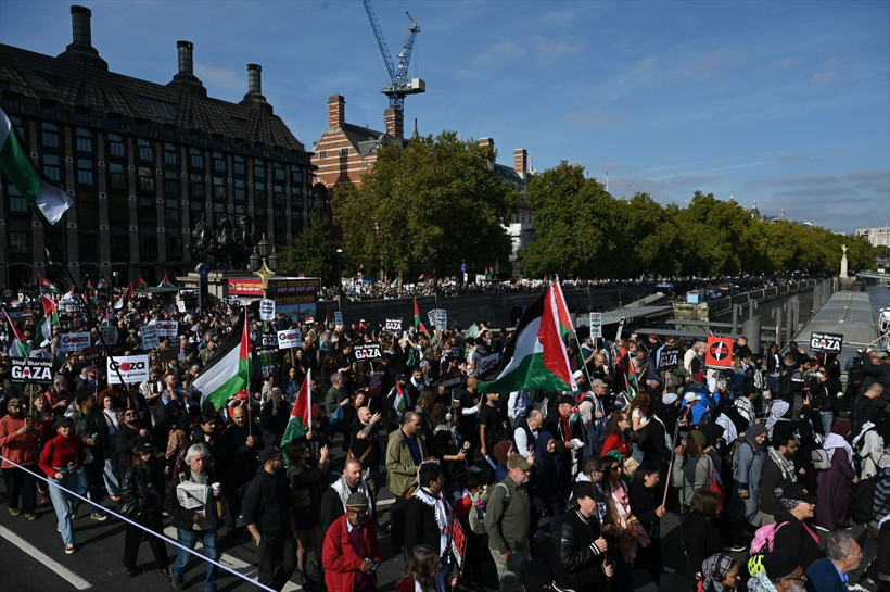 Gazze ateşkesi sonrası Londra’da binler yürüdü - Resim: 7