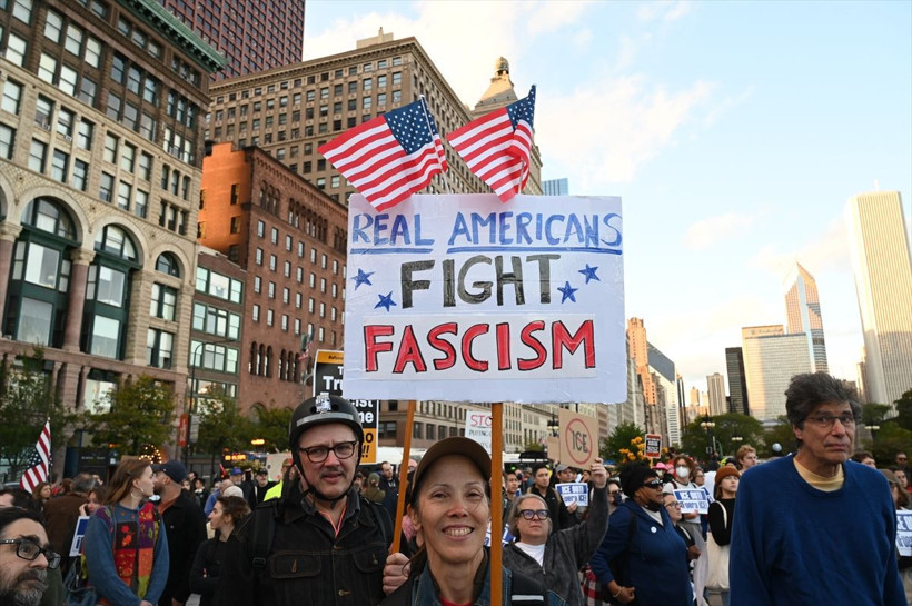New York'ta on binlerce kişi "Krallara Hayır" protestolarında Trump yönetimini eleştirdi - Resim: 4