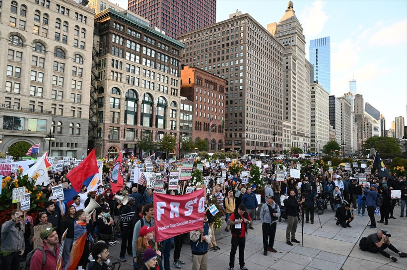 New York'ta on binlerce kişi "Krallara Hayır" protestolarında Trump yönetimini eleştirdi - Resim: 7