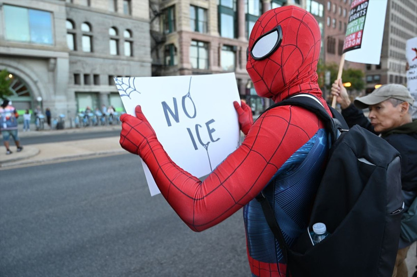New York'ta on binlerce kişi "Krallara Hayır" protestolarında Trump yönetimini eleştirdi - Resim: 8