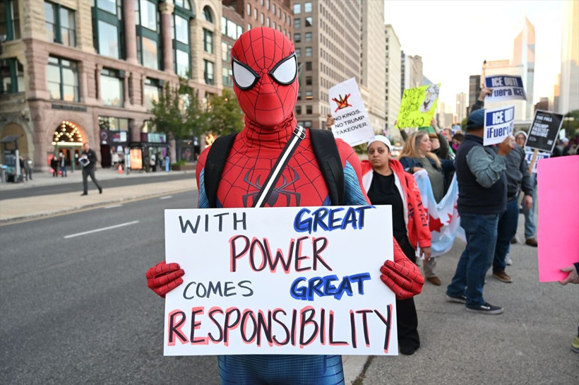 New York'ta on binlerce kişi "Krallara Hayır" protestolarında Trump yönetimini eleştirdi - Resim: 9