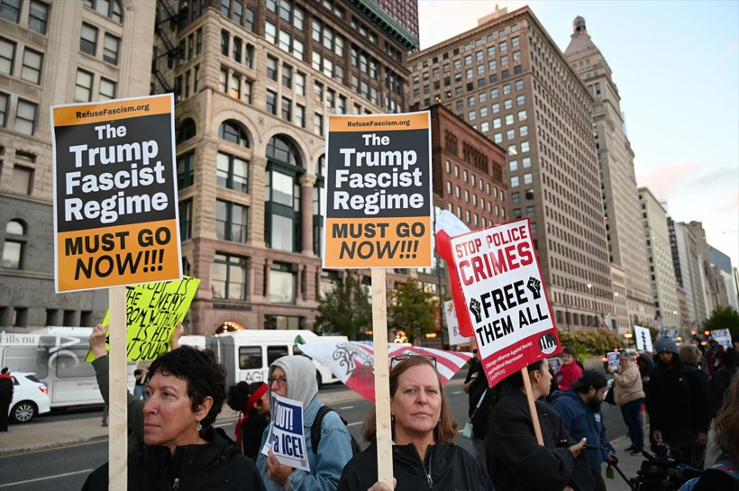 New York'ta on binlerce kişi "Krallara Hayır" protestolarında Trump yönetimini eleştirdi - Resim: 14