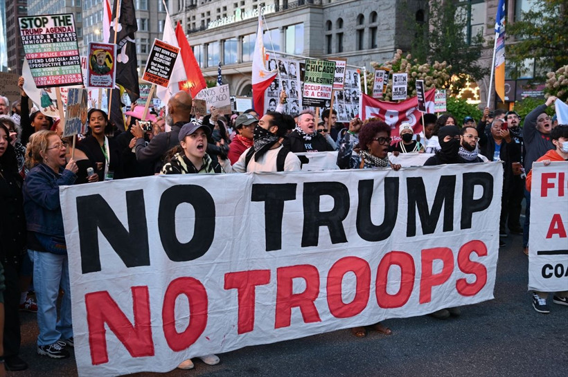New York'ta on binlerce kişi "Krallara Hayır" protestolarında Trump yönetimini eleştirdi - Resim: 18