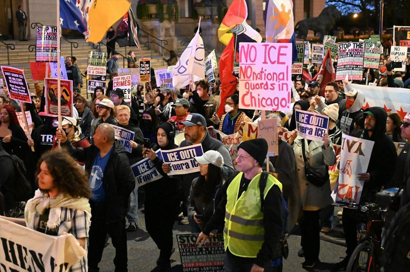 New York'ta on binlerce kişi "Krallara Hayır" protestolarında Trump yönetimini eleştirdi - Resim: 21