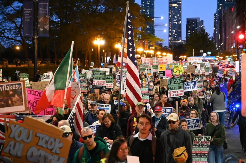 New York'ta on binlerce kişi "Krallara Hayır" protestolarında Trump yönetimini eleştirdi - Resim: 22
