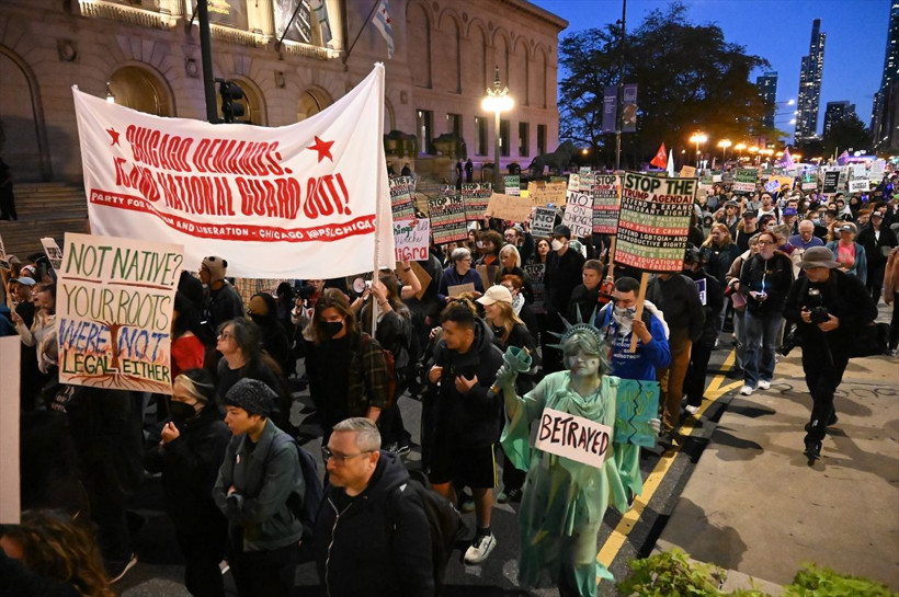 New York'ta on binlerce kişi "Krallara Hayır" protestolarında Trump yönetimini eleştirdi - Resim: 24