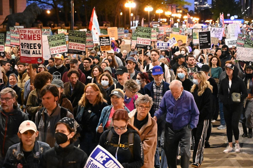 New York'ta on binlerce kişi "Krallara Hayır" protestolarında Trump yönetimini eleştirdi - Resim: 25