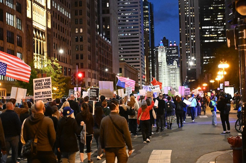 New York'ta on binlerce kişi "Krallara Hayır" protestolarında Trump yönetimini eleştirdi - Resim: 26