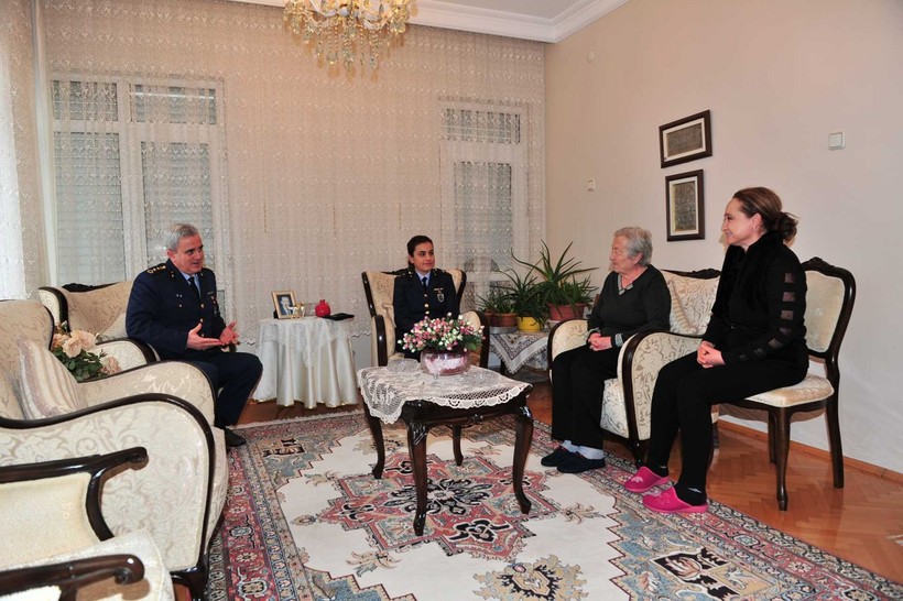 Hatice ninenin hediye bere ve boyunlukları Mehmetçik'i sıcak tutacak - Resim: 1
