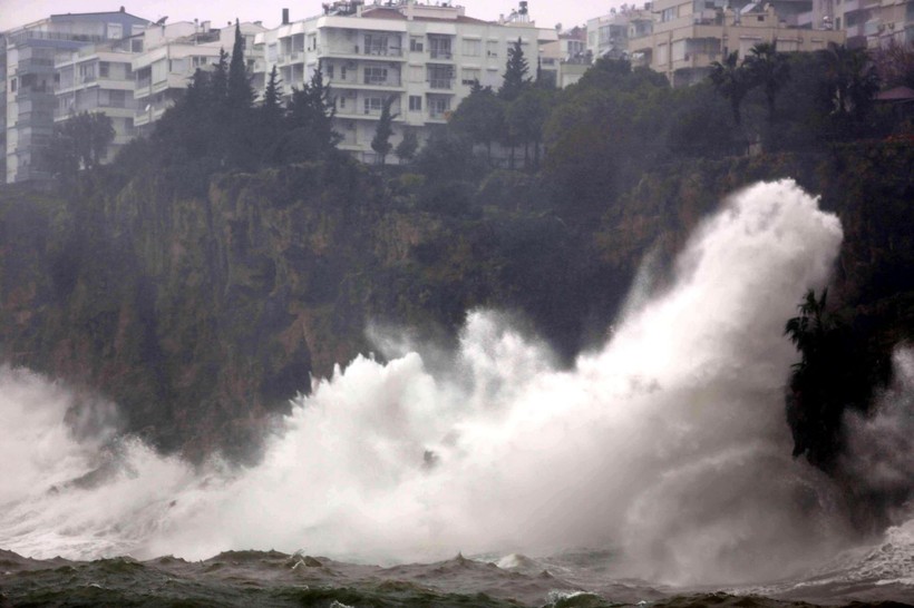 Meteoroloji'den Antalya için uyarı geldi! Kentte yaşanan fırtına ve sağanak yağış hayatı olumsuz etkiliyor - Resim: 5