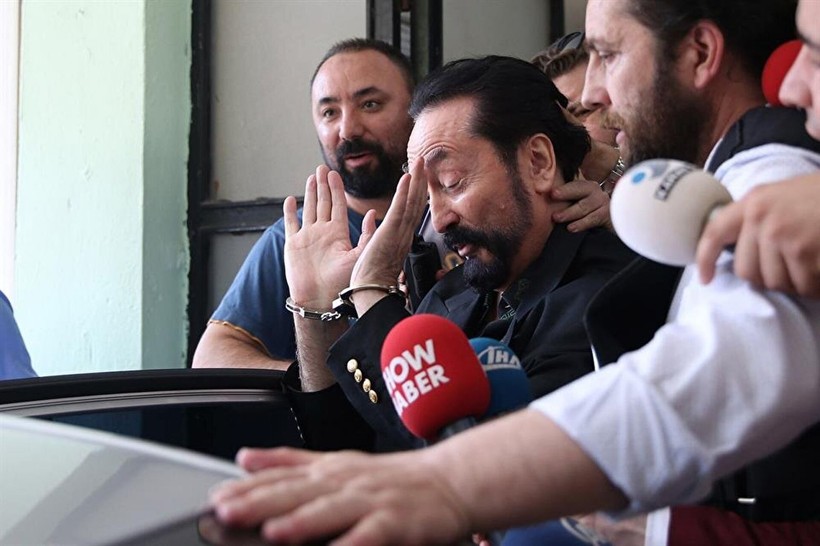 Adnan Oktar ve 'Kedicikler' paket olmuştu! Gözaltı sırasında çekilen görüntüler paylaşıldı - Resim: 6