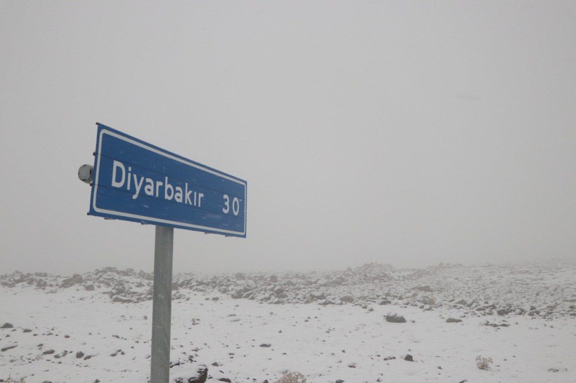 Türkiye'nin Doğusu bu sabahtan itibaren etkili olan kara teslim oldu! Şanlıurfa - Diyarbakır yolu ulaşıma kapandı - Resim: 1