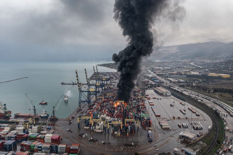 İskenderun Limanı'ndaki depodaki konteynerlerden biri henüz bilinmeyen bir nedenle devrilerek alev aldı - Resim: 3