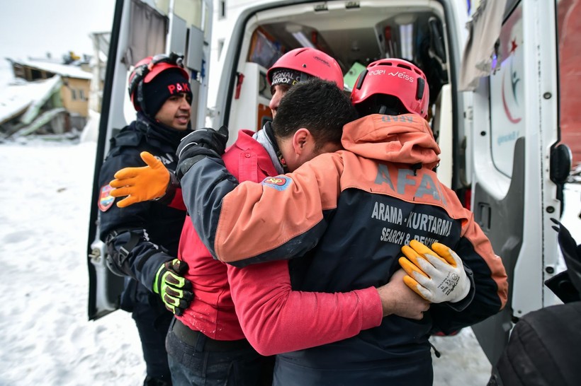 Son Dakika! Yeni günde enkazdan kurtarılan canlar umudu artırdı! 30. saatte bulunanlar, asker abileriyle konuşan çocuklar, uykusundan uyanan minik: Ne oluyor ya - Resim: 23