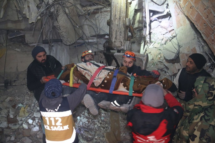Depremin vurduğu 10 ilde arama kurtarma çalışmaları devam ederken sevindiren haberler geliyor - Resim: 7