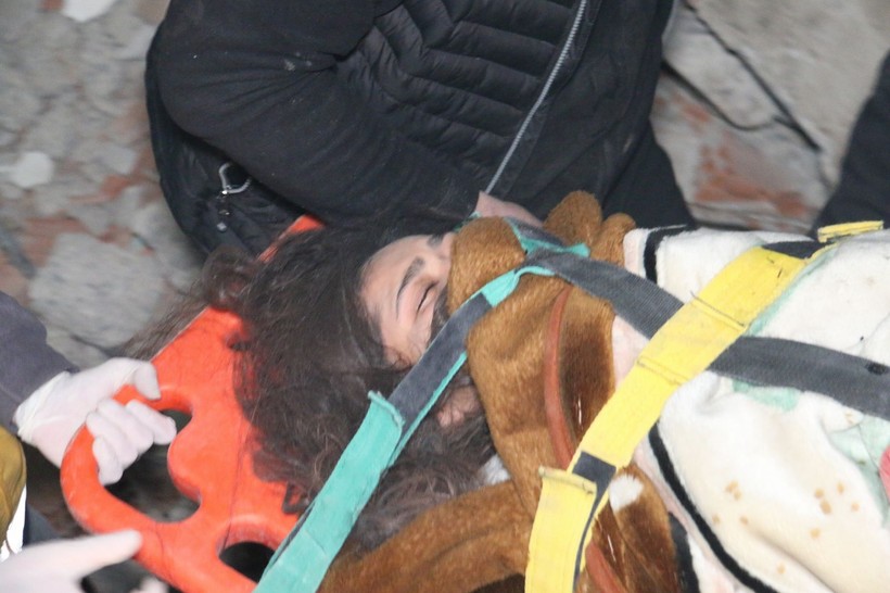 Depremin vurduğu 10 ilde arama kurtarma çalışmaları devam ederken sevindiren haberler geliyor - Resim: 8