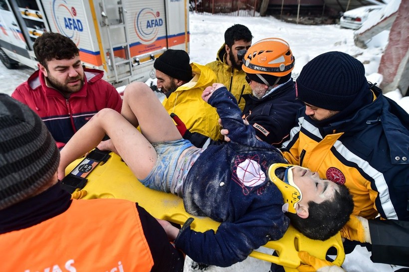 Son Dakika! Yeni günde enkazdan kurtarılan canlar umudu artırdı! 30. saatte bulunanlar, asker abileriyle konuşan çocuklar, uykusundan uyanan minik: Ne oluyor ya - Resim: 25