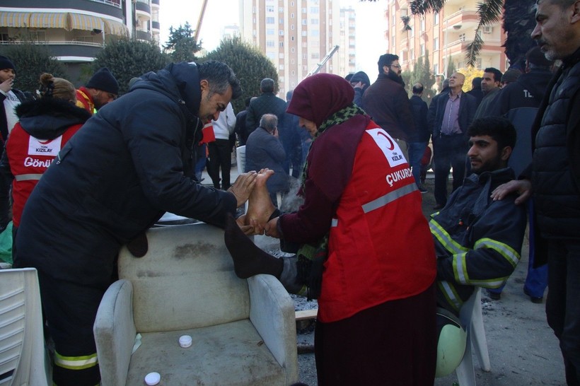 Adana'da saatlerdir enkazda görev yapan gencin ayakları şişti yardımına 73 yaşındaki Kızılay gönüllüsü Leman anne koştu! - Resim: 5